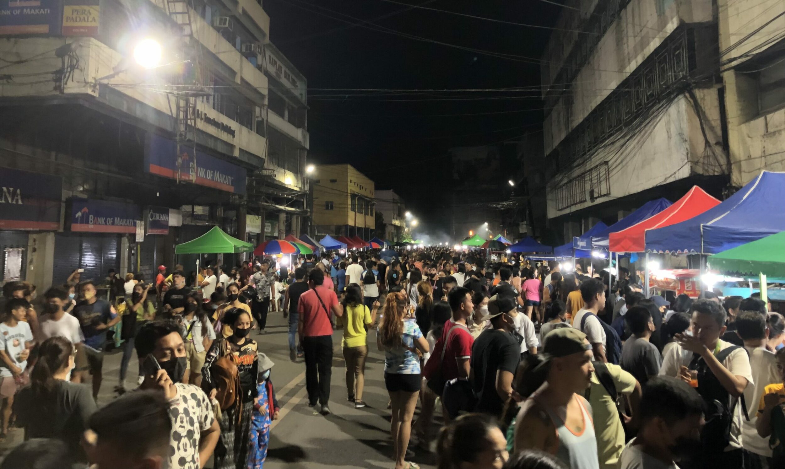Jeepneys, Streetfood und Regenschirme — Willkommen auf der „Pearl of the orient seas“ thumbnail